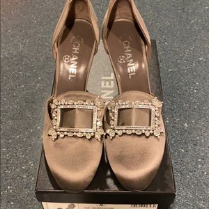 CHANEL grey silk pumps